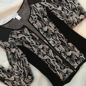 CACHE zip front sweater sz XS